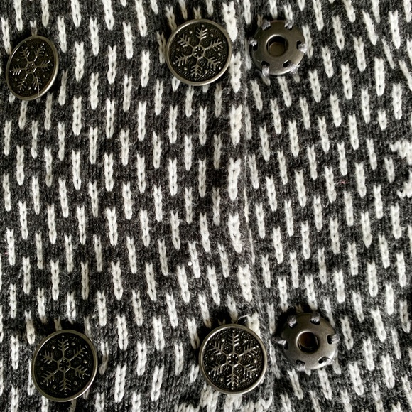 Festive & Fashionable Sweater and Hat - Picture 4 of 5